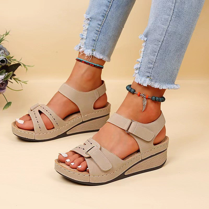 Afslappede Sandaler På Platformen